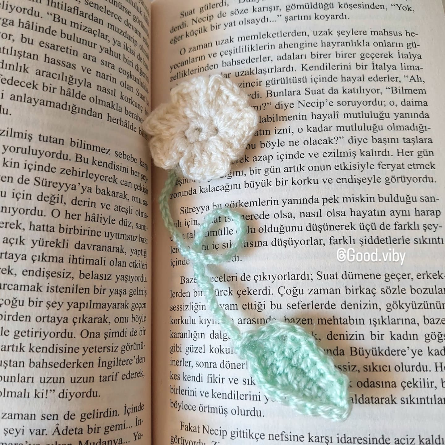 El Örgüsü Çiçekli Kitap Ayracı Good.Viby